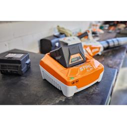 STIHL AL 301 230V ŁADOWARKA Z FUNKCJĄ SZYBKIEGO ŁADOWANIA STIHL EA09-430-5500